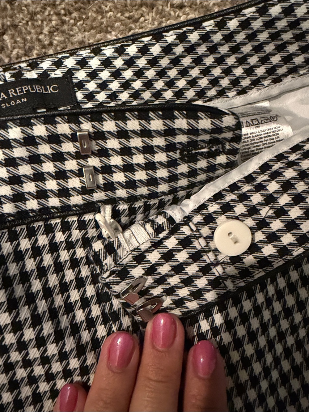 Banana Republic Black and White Houndstooth Ankle Pants - Picture 4 of 4